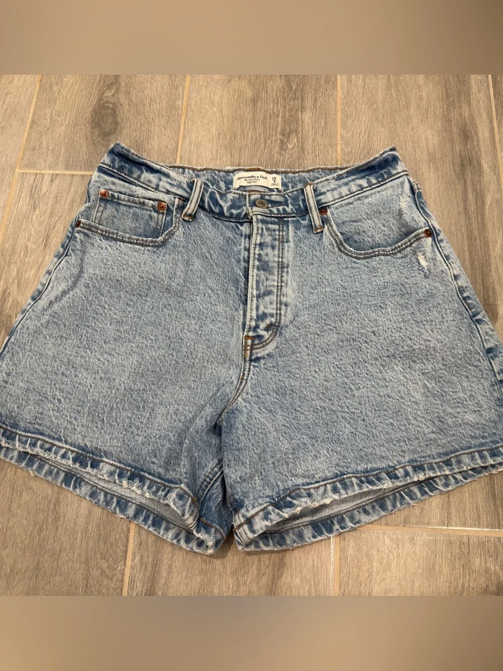 Abercrombie & Fitch Light Wash Denim High-Rise Jean Shorts - Picture 1 of 2